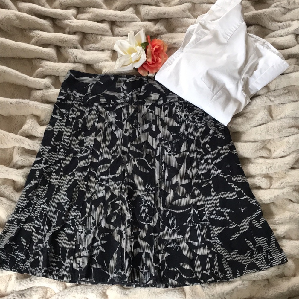 Ann Taylor Full Mini Skirt Navy/Black Cream Floral Cotton Pleated Lined size 4